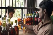 मार्च की समाप्ति पर नहीं मिलेगी सस्ती शराब, नई आबकारी नीति ने बदली वर्षों पुरानी परंपरा (फोटो सोर्स : भाषा WhatsApp News Group)