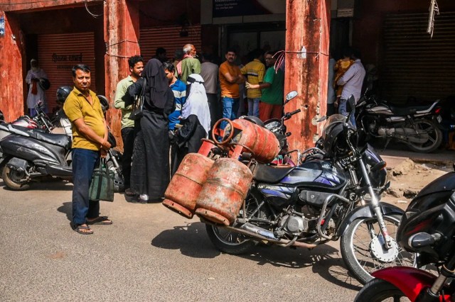 Lines for gas booking 