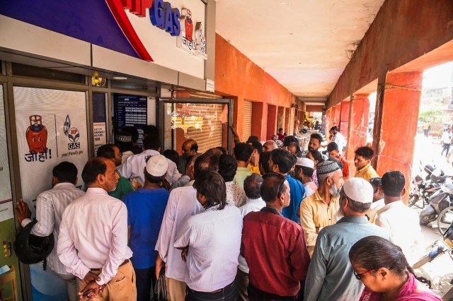 Lines for gas booking 