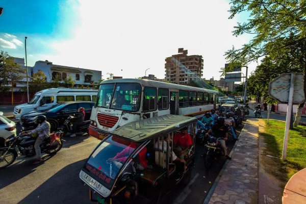 Left turn on road is very difficult 