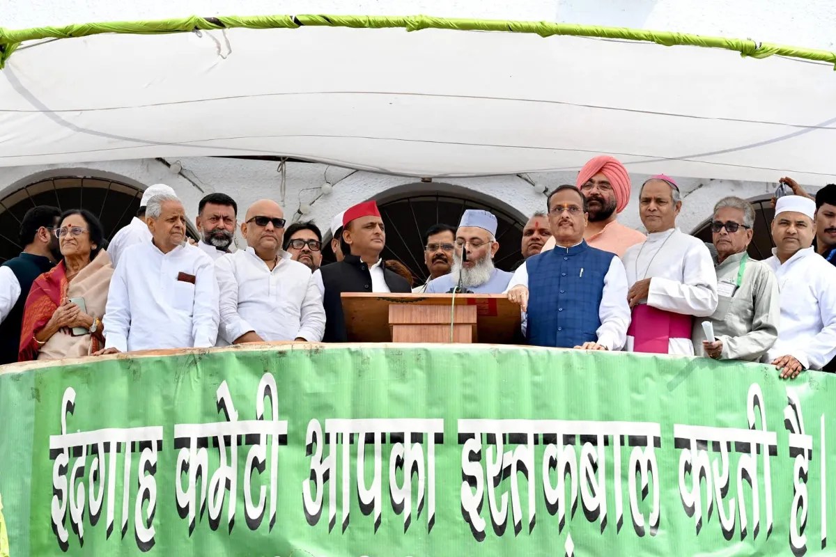 लखनऊ ईदगाह में ईद की नमाज, राजनीतिक हस्तियों की मौजूदगी (फोटो सोर्स : भाषा WhatsApp News Group)