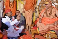 शंकराचार्य से मिले अखिलेश यादव