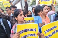 लखनऊ में आयुर्वेद फार्मासिस्ट अभ्यर्थियों का विधानसभा घेराव, लंबित भर्ती को लेकर जोरदार प्रदर्शन (फोटो सोर्स : भाषा WhatsApp News Group)