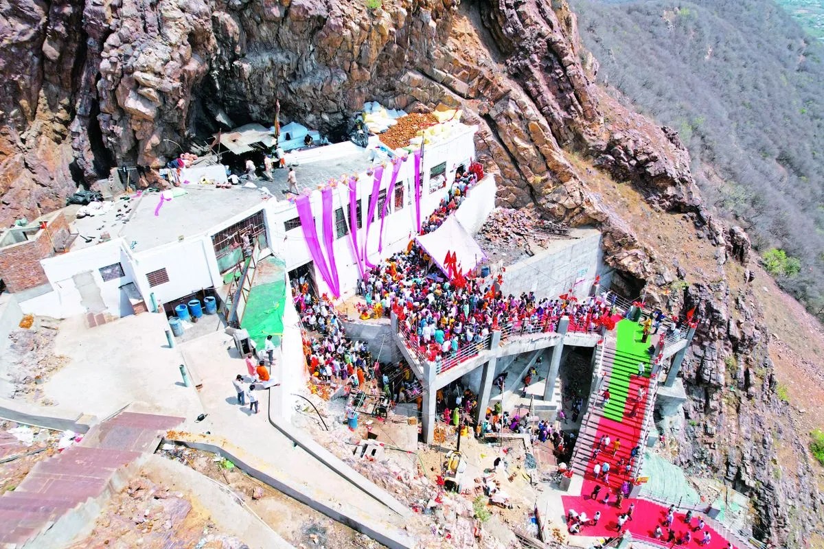 Bundi : अष्टमी पर उमड़ी भीड़, बीजासन माता के द्वार पहुंचे तीन लाख श्रद्धालु