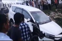 लखनऊ में अनियंत्रित कार बंधे के नीचे गिरी, इलाके में मची अफरा-तफरी; राहत-बचाव कार्य जारी (फोटो सोर्स : भाषा WhatsApp News Group)