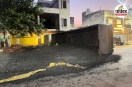 ट्रेलर सड़क किनारे पलटा क्लिंकर से भरा ट्रेलर (photo source- Patrika)