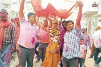 धुलंडी के दिन विष्णुरुपी दूल्हे की बारात मांगलिक गीतों के गायन के साथ निकलती हुई। फाइल फोटो।