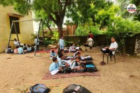 बूंदी जिले के डपटा गांव में पेड़ के नीचे चल रही पढ़ाई, पत्रिका फोटो