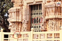 विजय स्तंभ के एंट्री गेट पर लटके ताले, पत्रिका फोटो