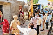 ग्स तस्करों के घरों पर पुलिस का एक्शन, पत्रिका फोटो