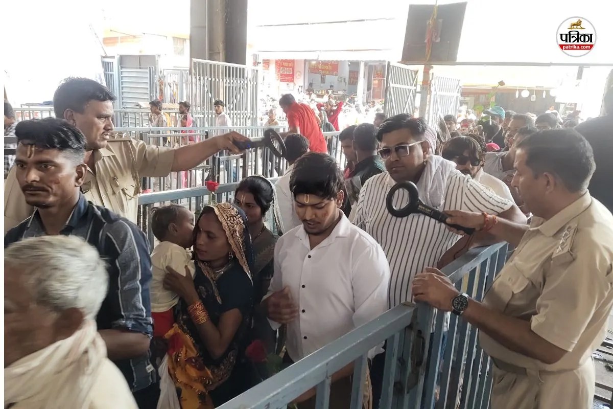 खाटूश्यामजी मंदिर परिसर में दर्शनार्थियों की जांच करते सुरक्षाकर्मी, पत्रिका फोटो