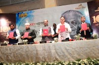 मध्य प्रदेश के सीएम डॉ. मोहन यादव, पत्रिका समूह के प्रधान संपादक गुलाब कोठारी, लोकसभा अध्यक्ष ओम बिरला, राजस्थान के सीएम भजनलाल शर्मा एवं पूर्व जस्टिस अजय रस्तोगी कुलिश जी की पुस्तकों के नवीन संस्करणों का अनावरण करते हुए।