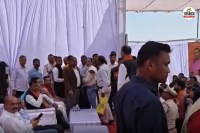 भूमि पूजन कार्यक्रम में बवाल! मंत्री-विधायक के सामने भिड़े कार्यकर्ता, मंच पर चले लात-घूंसे...(photo-patrika)