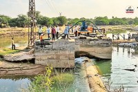 बीसलपुर पाइपलाइन का लीकेज ठीक करते कर्मचारी, पत्रिका फोटो