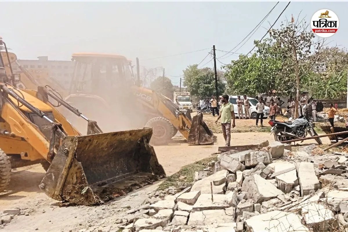 गंगापुर में अतिक्रमण पर चला बुलडोजर (फोटो सोर्स- पत्रिका)