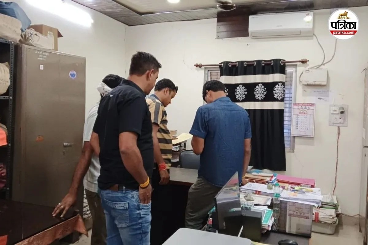 अंबिकापुर एसीबी टीम की कार्रवाई (फोटो सोर्स- पत्रिका)