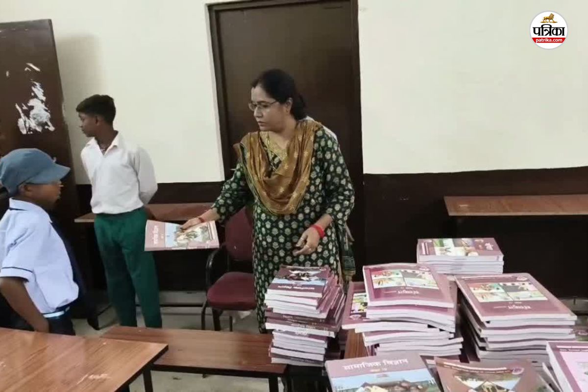 45 लाख छात्रों के लिए किताबें तैयार, अब ऐप से होगी निगरानी, स्कूल पहुंचते ही देनी होगी जानकारी...(photo-patrika)