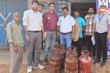 घरेलू गैस सिलेंडर जब्त (photo source- Patrika)