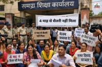 4 माह से सैलरी नहीं मिलने पर समग्र शिक्षा कार्यालय में प्रदर्शन, एमडी बोले- माह के अंत तक होगा समाधान...(photo-patrika)