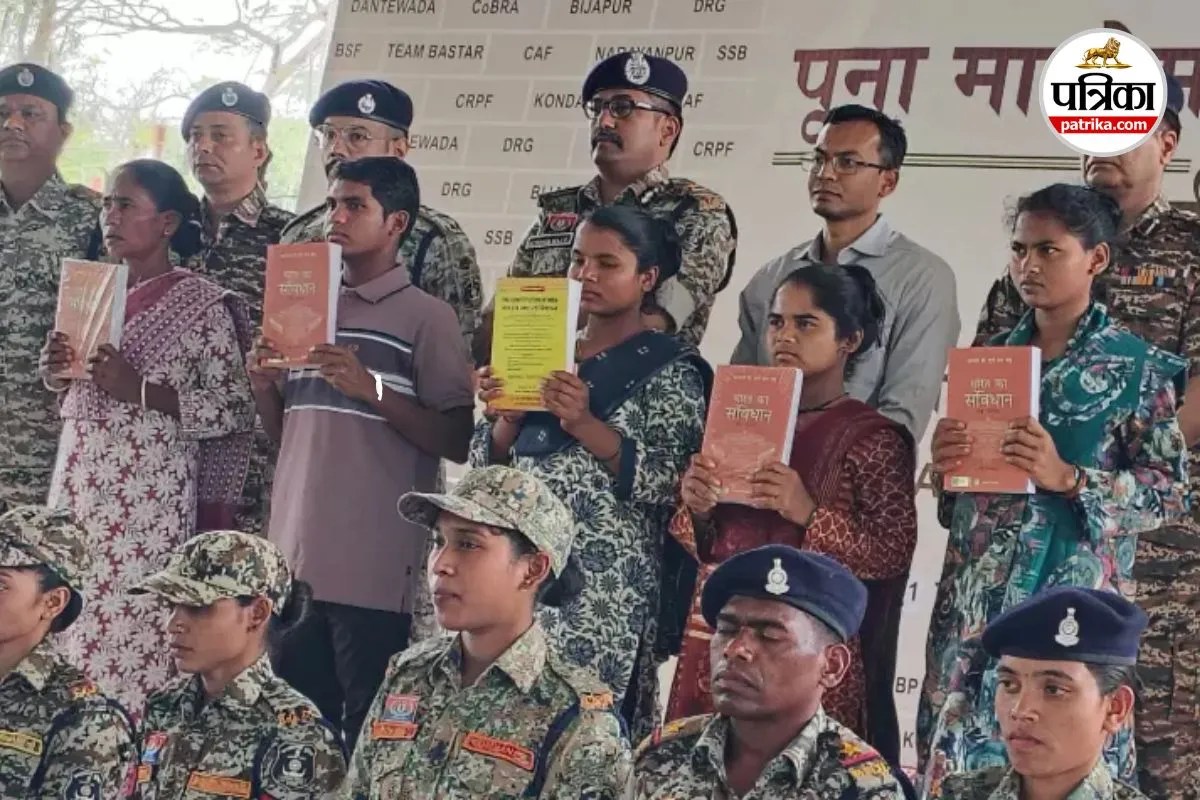 दंतेवाड़ा में 5 नक्सलियों ने किया सरेंडर (photo source- Patrika)