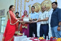 कृ​षि कॉलेज की सहायक आचार्य हंसा को सम्मानित करते अतिथि।