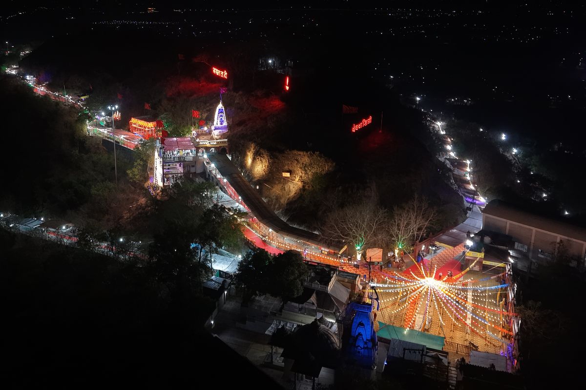 फूलों से सजा मां का दरबार, टेकरी पर भक्ति और व्यवस्थाओं का संगम