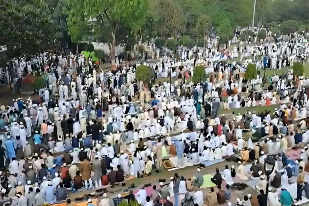 लखनऊ के ऐशबाग ईदगाह में उमड़ा आस्था का सैलाब, कड़ी सुरक्षा के बीच अदा होगी ईद की नमाज (फोटो सोर्स : भाषा WhatsApp News Group)
