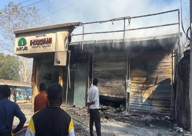 Fire in E-rickshaw showroom