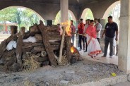 Daughter funeral mother's body