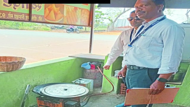 जिला खाद्य विभाग की टीम ने घरेलू गैस की किल्लत के बीच होटलों में छापेमार कार्रवाई की।