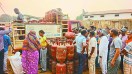 जिला मुख्यालय के गैस एजेंसी में घरेलू गैस सिलेंडर के लिए हजारों उपभोक्ताओं की भीड़ लग गई। लोगों ने गैस सिलेंडर से भरे वाहन को भी घेर लिया। लगभग 800 उपभोक्ताओं को गैस का वितरण किया गया।