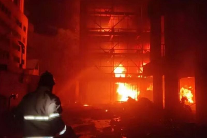 इमारत में लगी आग से मचा हड़कंप