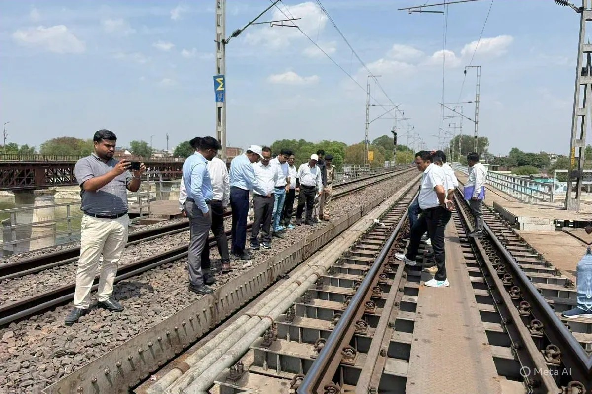 रेलवे पुल का निरीक्षण करते डीआरएम, फोटो सोर्स- पत्रिका