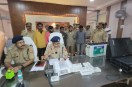 पुलिस की गिरफ्त में व्यापारी सहित पांच चोर, फोटो सोर्स- उन्नाव पुलिस