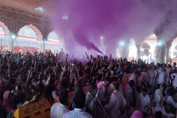 महंत अंजन गोस्वामी ने ठाकुरजी को सर्वप्रथम फूलों की होली अर्पित की, इसके बाद विधिवत गुलाल चढ़ाया गया। मंदिर परिसर चंग की थाप और फाग गीतों की मधुर धुनों से गूंज उठा। भक्तों ने भक्ति और उत्साह के साथ रंगों के इस पावन पर्व का आनंद लिया।
