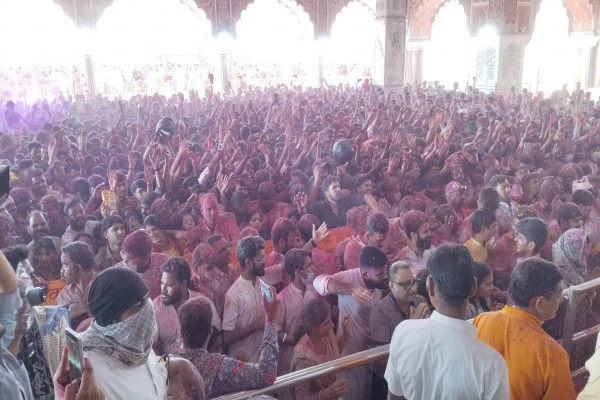 सुबह से ही दर्शनों के लिए श्रद्धालुओं की लंबी कतारें देखने को मिलीं। मंदिर प्रशासन ने व्यवस्थाओं को सुचारु बनाए रखने के लिए विशेष इंतजाम किए, जिससे भक्तों को किसी प्रकार की असुविधा न हो।


