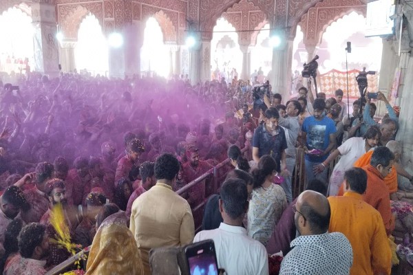 3 मार्च को चंद्रग्रहण के कारण दर्शनों के समय में आंशिक परिवर्तन रहेगा। निर्धारित कार्यक्रम के अनुसार मंगला, धूप, श्रृंगार और राजभोग दर्शन नियमित समय पर होंगे। 