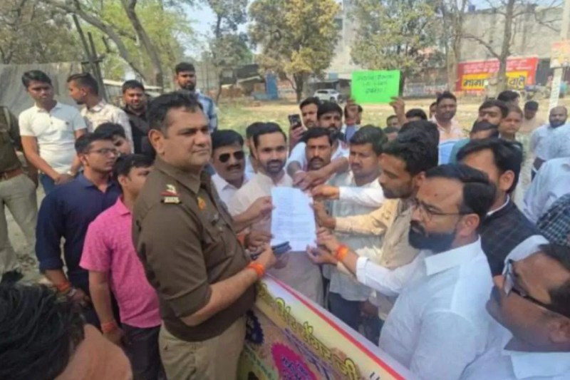 ज्ञापन देते कुलदीप सिंह सेंगर के समर्थक, फोटो सोर्स- आयोजक