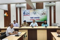 कलेक्ट्रेट में बैठा के करते डीएम, फोटो सोर्स- 'X' डीएम कन्नौज