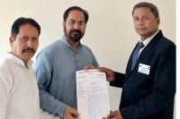 स्टेशन अधीक्षक को ज्ञापन देते जिला अध्यक्ष मुर्तजा हैदर रिजवी, फोटो सोर्स- जिला दैनिक यात्री संघ