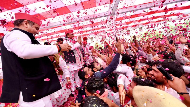 होली मिलन समारोह में अखिलेश यादव, फोटो सोर्स- 'X' समाजवादी पार्टी