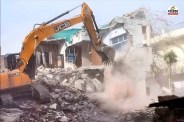 बिलासपुर में निगम की सख्ती! अवैध प्लॉटिंग पर पर चला बुलडोजर, 30 बाउंड्रीवाल-50 निर्माण ध्वस्त...(photo-patrika)