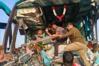 तेज रफ्तार डंपर ने डबल डेकर बस को कुचला