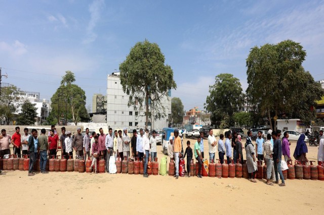 लखनऊ में एलपीजी सिलेंडर की किल्लत से हंगामा