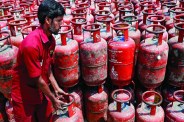 होल डिलीवरी के लिए प्रति सिलेंडर एजेंसियों को मिलते हैं 35 रुपए, 80 हजार लोगों को कतार में लगाकर हड़पी राशि