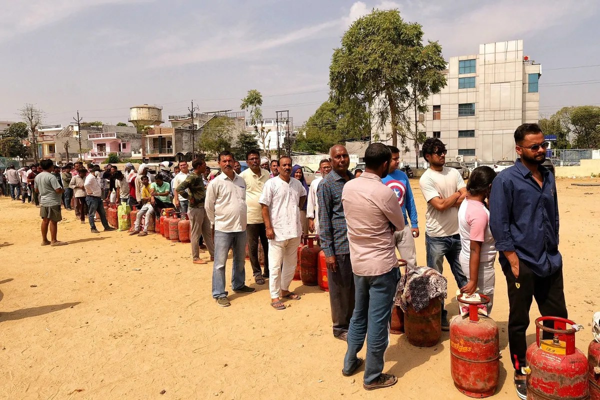 LPG गैस की किल्लत से हंगामा, दो दिन लाइन के बाद भड़की जनता (फोटो सोर्स : भाषा WhatsApp News Group)