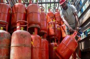 LPG cylinder shortage: रायपुर में गैस सिलेंडर की वेटिंग 1100 पार, बार-बार एजेंसी के चक्कर काट रहे उपभोक्ता()