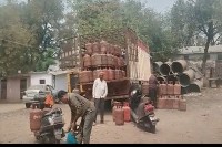 लखनऊ में गैस की कमी से बदली रसोई की तस्वीर (फोटो सोर्स : भाषा WhatsApp News Group)