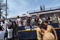 महंगाई के खिलाफ सपा का प्रदर्शन, एलपीजी सिलेंडर लेकर सरकार के खिलाफ नारेबाजी (फोटो सोर्स : भाषा WhatsApp News Group)