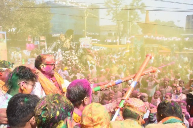 नेताओं की मौजूदगी ने बढ़ाई उत्सव की रौनक